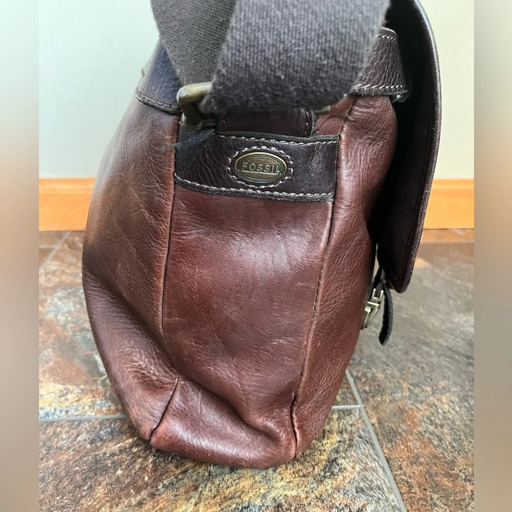 Fossil Estate dark leather adjustable strap messenger laptop bag